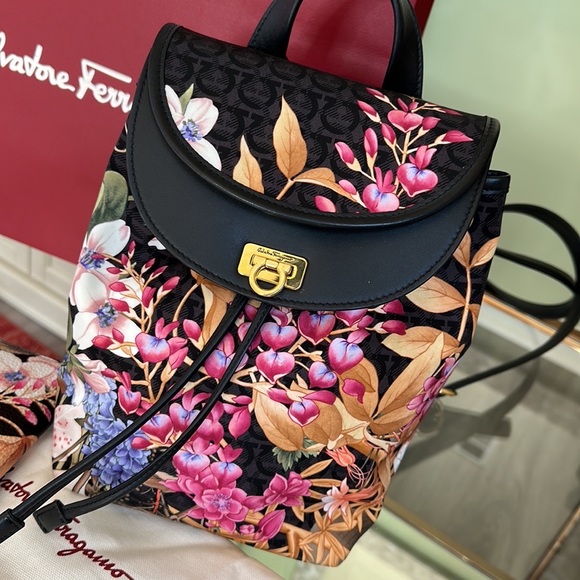 Authentic Salvatore Ferragamo wallet and backpack - Picture 14 of 16